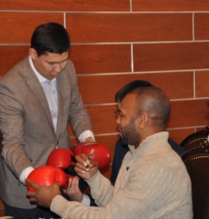 Кәсіпқойлар арасындағы бокс бойынша әлем чемпиондары Рой Джонспен және Олег Маскаевпен кездесу